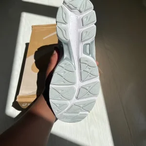 ASICS Gel grey and white trainers | Size 8.5 - Image 4