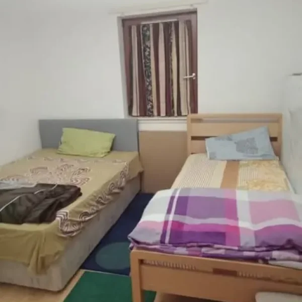 2 DOUBLE BEDROOMS AND A MASTER BEDROOM IN FULLY FURNISHED FLAT