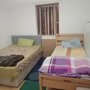 2 DOUBLE BEDROOMS AND A MASTER BEDROOM IN FULLY FURNISHED FLAT