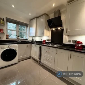 3 bedroom mews-style house in Annaleigh Place - Image 5