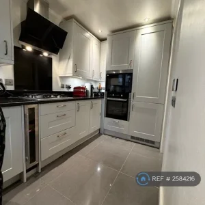 3 bedroom mews-style house in Annaleigh Place - Image 6