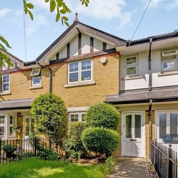 3 bedroom mews-style house in Annaleigh Place