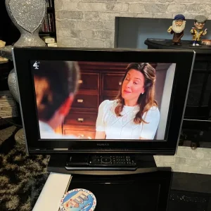 19 inch flat screen tv with remote - Image 3