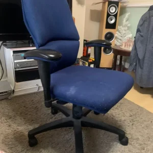 Office swivel chair with adjustable features - Image 3
