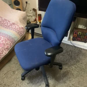 Office swivel chair with adjustable features - Image 4