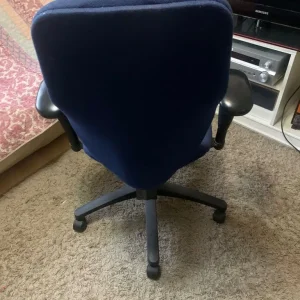 Office swivel chair with adjustable features - Image 7