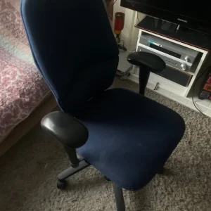 Office swivel chair with adjustable features - Image 8