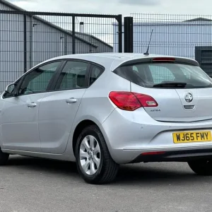 2015 Vauxhall Astra 1.6 CDTi ecoTEC BlueInjection Design Euro 6 5dr HATCHBACK Diesel Manual - Image 3