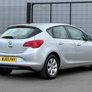 2015 Vauxhall Astra 1.6 CDTi ecoTEC BlueInjection Design Euro 6 5dr HATCHBACK Diesel Manual - Image 5
