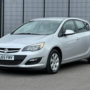 2015 Vauxhall Astra 1.6 CDTi ecoTEC BlueInjection Design Euro 6 5dr HATCHBACK Diesel Manual - Image 6