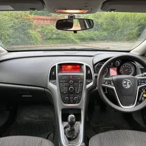 2015 Vauxhall Astra 1.6 CDTi ecoTEC BlueInjection Design Euro 6 5dr HATCHBACK Diesel Manual - Image 7