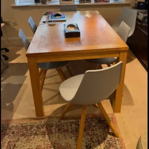 Free dining table