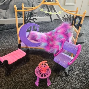 Monster High castle, car, bedroom set with 13 dolls - Image 2