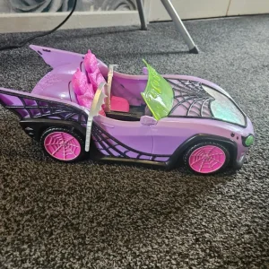 Monster High castle, car, bedroom set with 13 dolls - Image 3