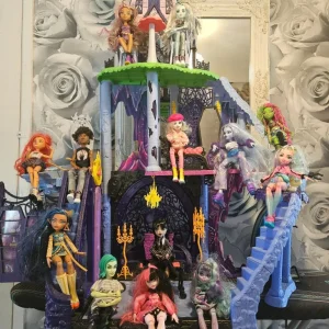 Monster High castle, car, bedroom set with 13 dolls