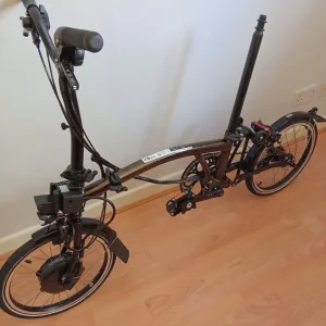 Brompton Electric C Line 6-Speed Folding Bike – Black Lacquer - Image 3