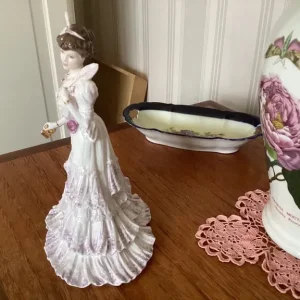 Coalport 'Eugenie' figurine - Image 2
