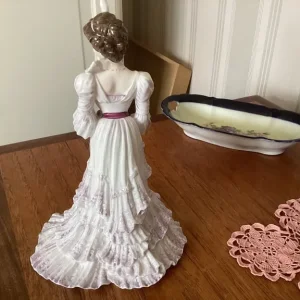 Coalport 'Eugenie' figurine - Image 3