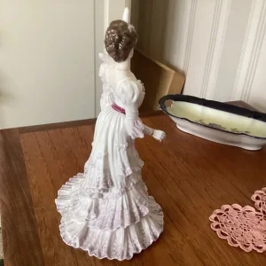 Coalport 'Eugenie' figurine - Image 4