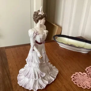 Coalport 'Eugenie' figurine - Image 5