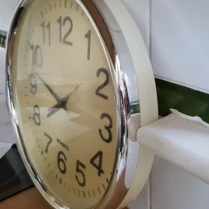 Large indoor quartz battery-powered wall clock