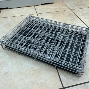 Dog crate with removable waterproof tray - Image 3