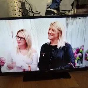 32-inch LED Smart TV with Freeview and WiFi - Image 4