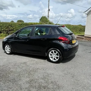 2015 Peugeot 208 1.6 HDi 5-door hatchback - Image 2