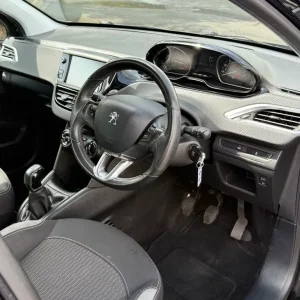 2015 Peugeot 208 1.6 HDi 5-door hatchback - Image 8