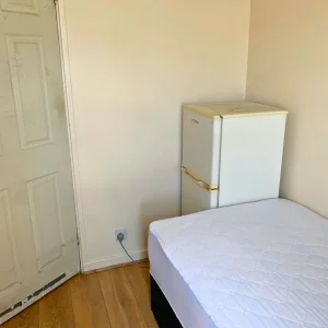 Single bedroom in shared house - Image 3