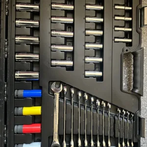 Halfords advanced 200pc socket and ratchet spanner set - Image 2