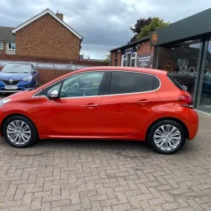 2016 Peugeot 208 1.2 PureTech Allure Hatchback - Image 3