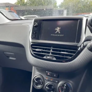 2016 Peugeot 208 1.2 PureTech Allure Hatchback - Image 8