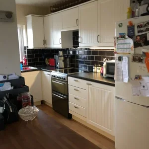 2-bedroom coach house flat with garden and garage - Image 7