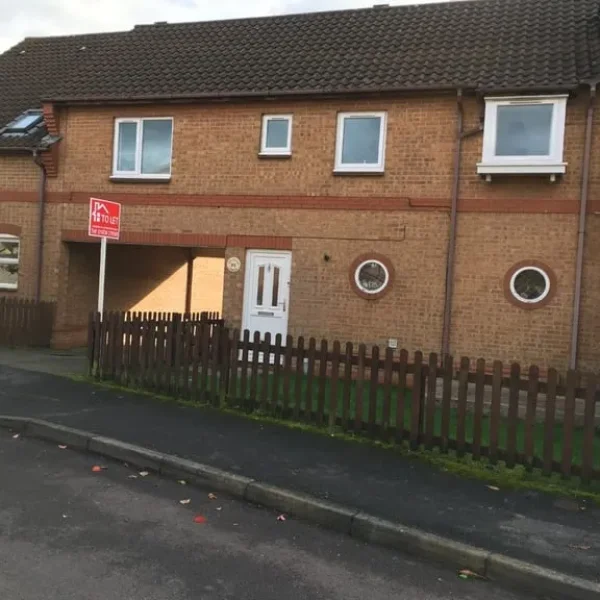 2-bedroom coach house flat with garden and garage