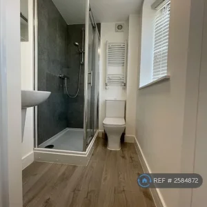 Studio flat in Queensland Avenue, jaywick, Clacton-on-Sea - Image 3