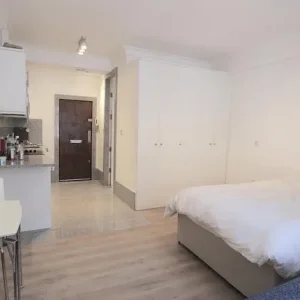 Modern Large Studio in Upminster, Station Approach - Image 4