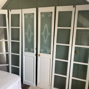 6 wooden bi-fold doors - Image 3