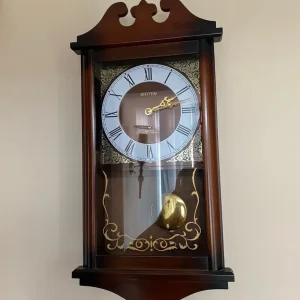 Heavy weight glass shaded lamp, mahogany clock and tall vase - Image 3
