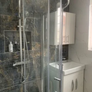 Double and single rooms available - Image 4