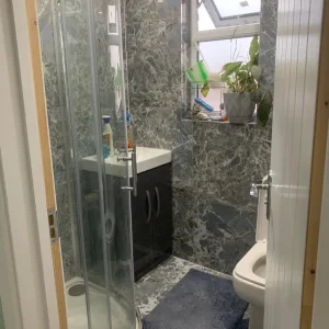 Double and single rooms available - Image 8