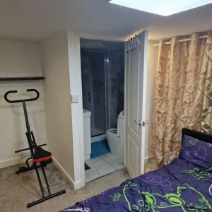 Spacious Ensuite Room for Rent – King Bed, Own Shower, Move-In Ready - Image 4
