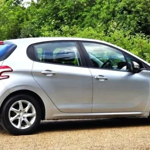 2015 Peugeot 208 VTi 1.2 Manual 5-door - Image 8