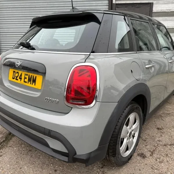 2021 Mini Cooper Classic Nav Pack 1.5 with 18" Wheels