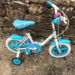 Girls bike with stabilisers - Image 2