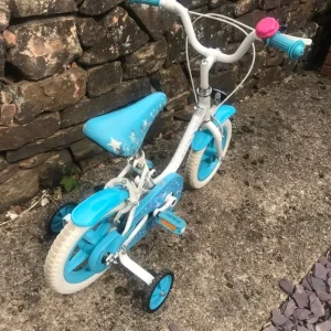 Girls bike with stabilisers - Image 3