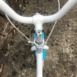 Girls bike with stabilisers - Image 5