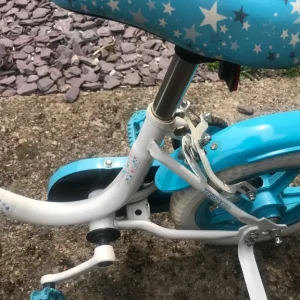Girls bike with stabilisers - Image 6