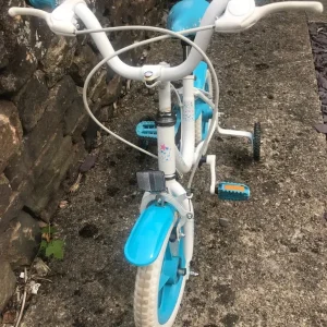Girls bike with stabilisers - Image 8