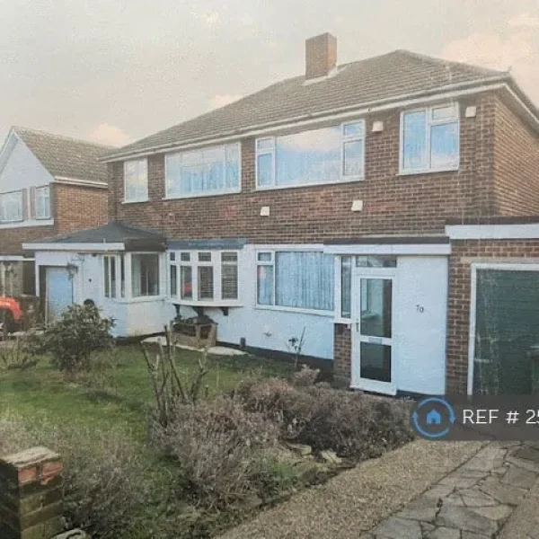 3 bedroom house with modern kitchen and bathrooms